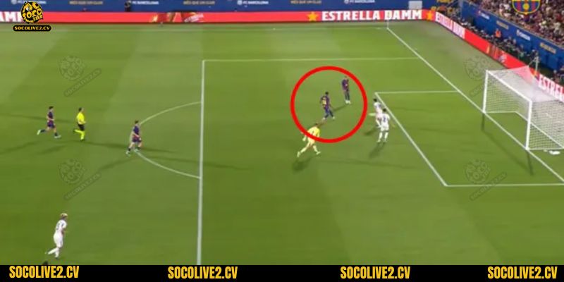 Một pha bỏ lỡ bàn thắng không tưởng của Marcus Rashford sau pha kiến tạo đẹp mắt của Lamine Yamal